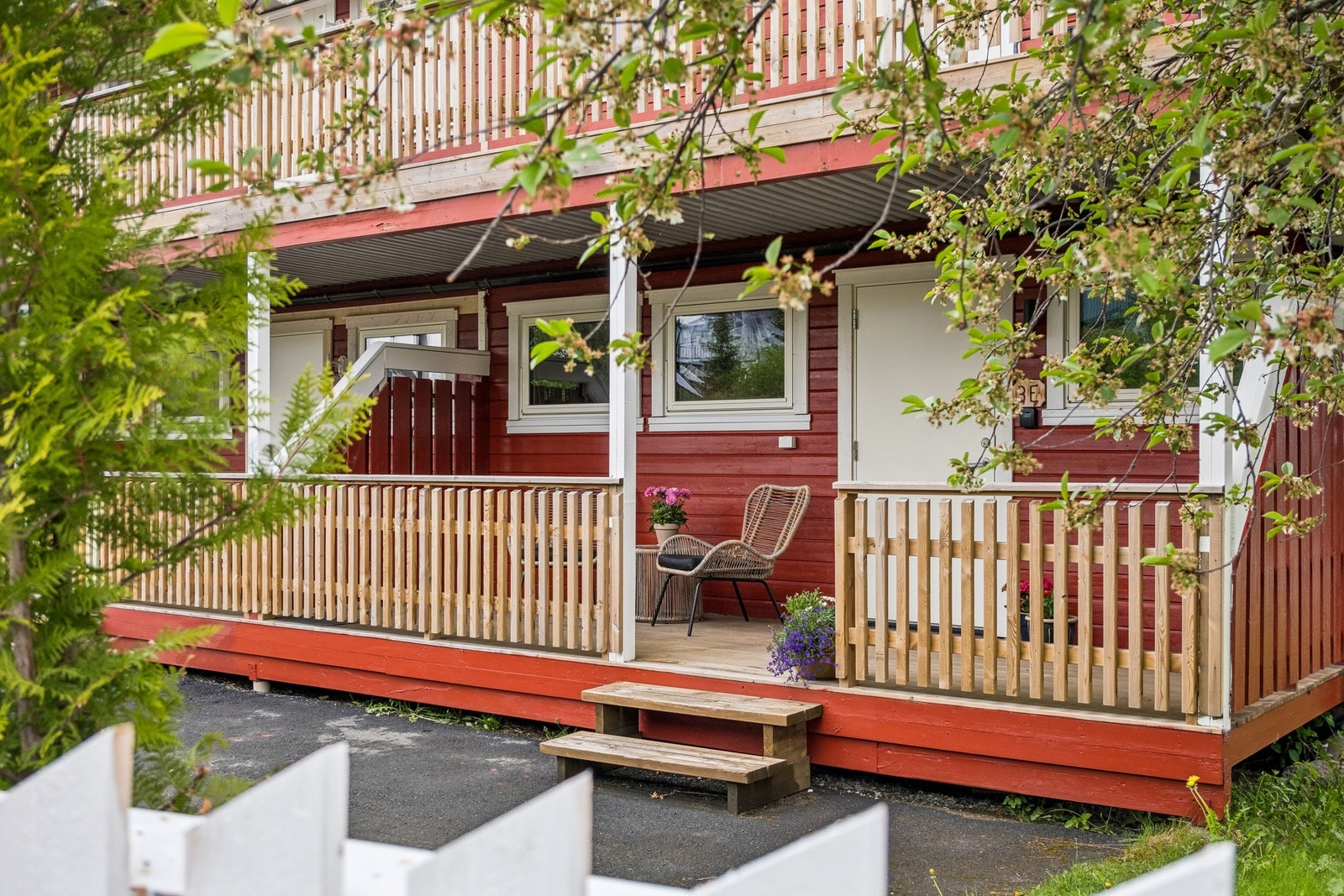 Flott leilighet med svært sentral beliggenhet. Her har man gangavstand til sentrumskjernen, dagligvare, skole og barnehage. Galleribilde