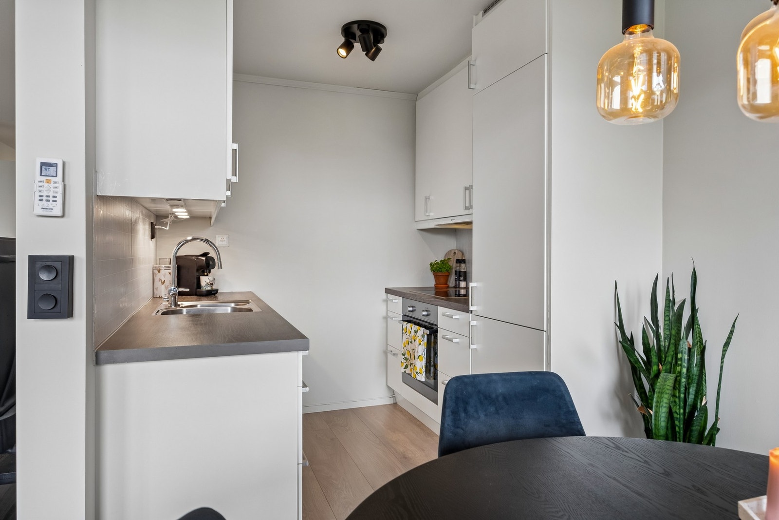 KJøkkenet er lyst og har en åpen løsning mot stue. Galleribilde