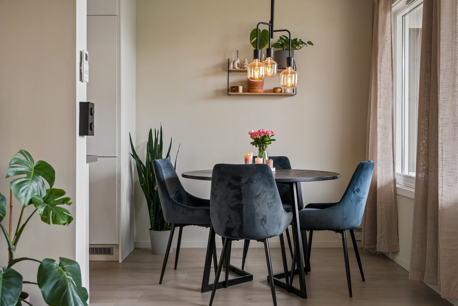 Plass til spisegruppe like ved kjøkken. Galleribilde