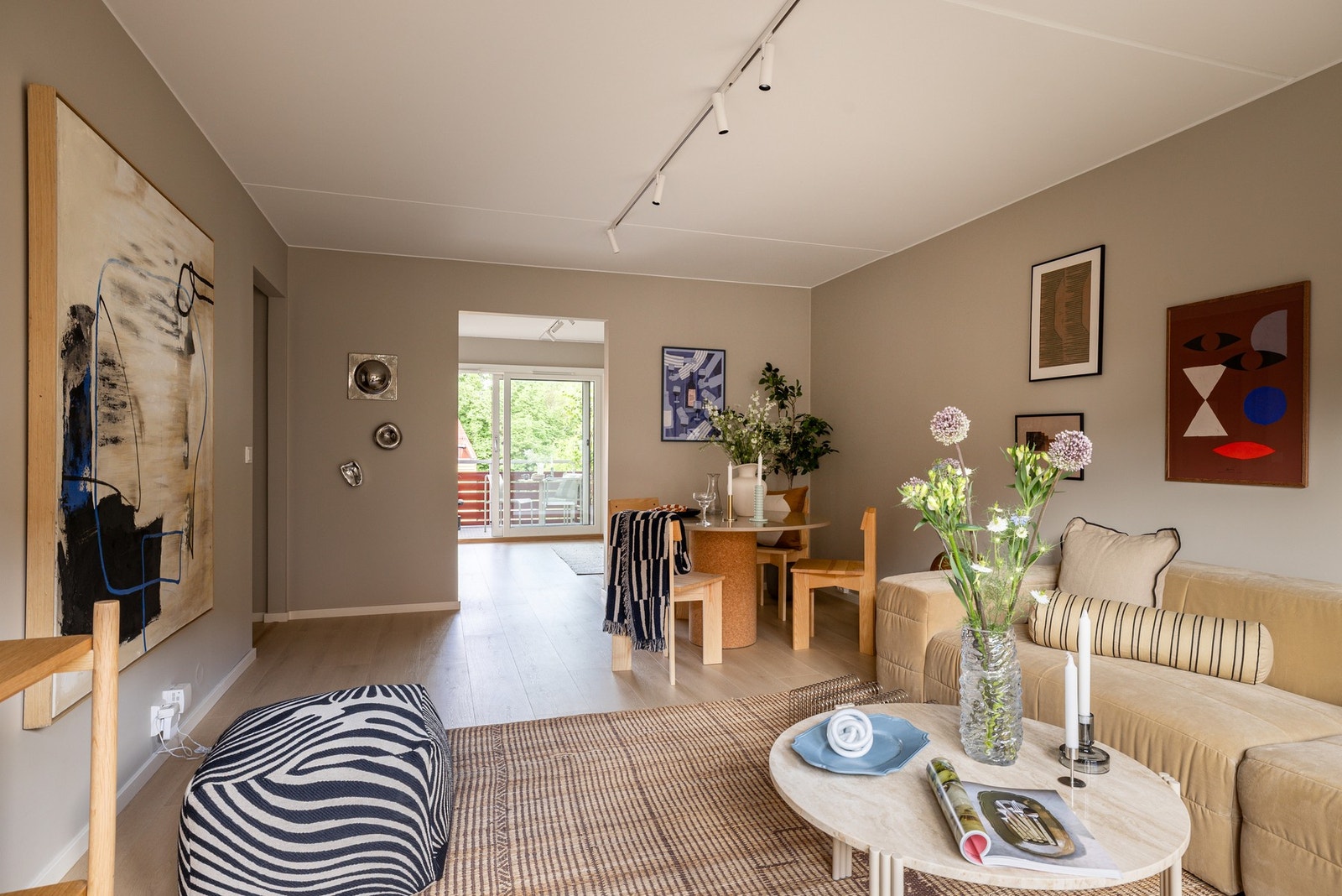 Stuen er av god størrelse og du kan enkelt møblere etter eget ønske og behov. Galleribilde