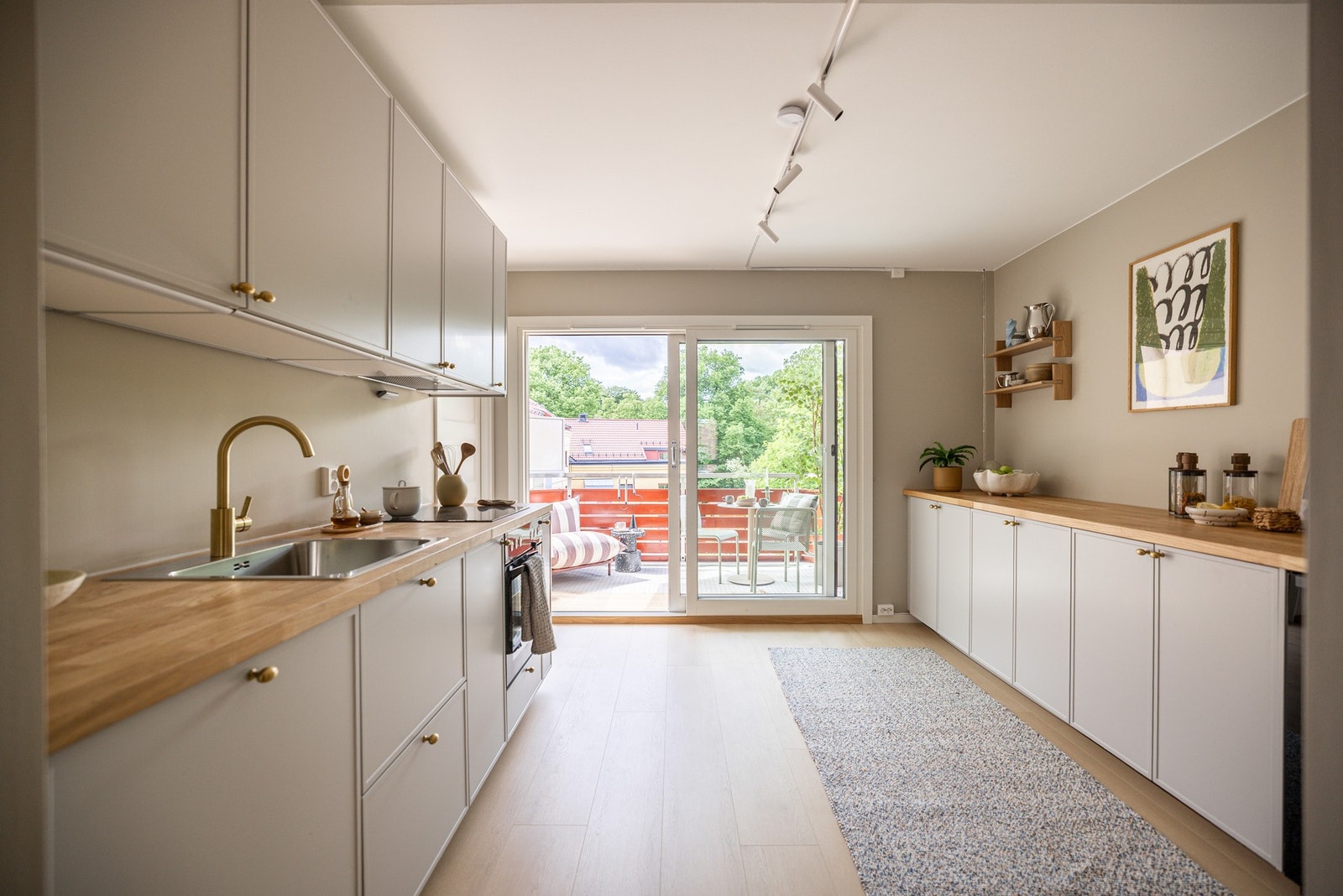 Leiligheten byr på en svært funksjonell og innholdsrik planløsning med romslige oppholdsrom og gode møbleringsmuligheter. Galleribilde