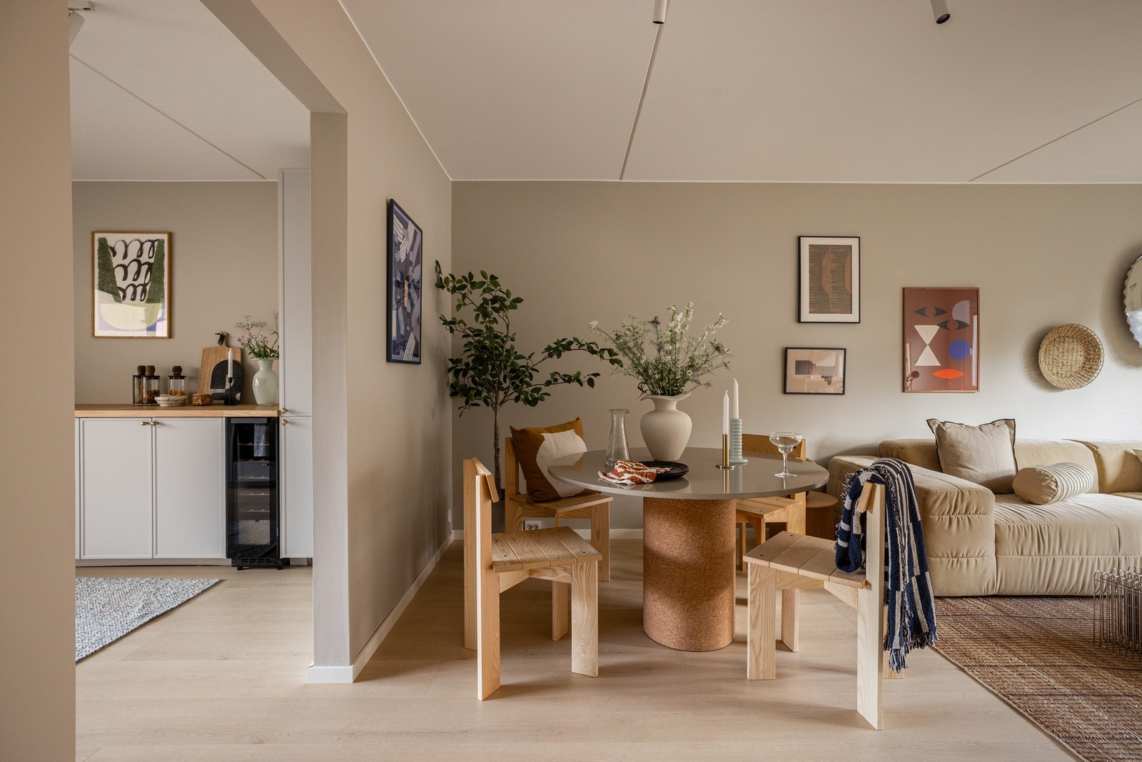 Dette er et fint rom å være i. Mye lys skaper en god og lun atmosfære. Galleribilde