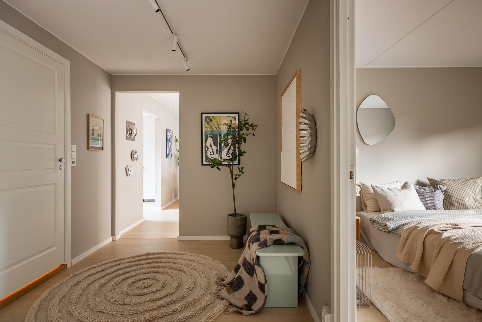 Det gode inntrykket starter allerede når man kommer inn. Her møtes du av en lys og romslig entré/gang med god plass til å henge fra seg yttertøy og plassere sko. Galleribilde