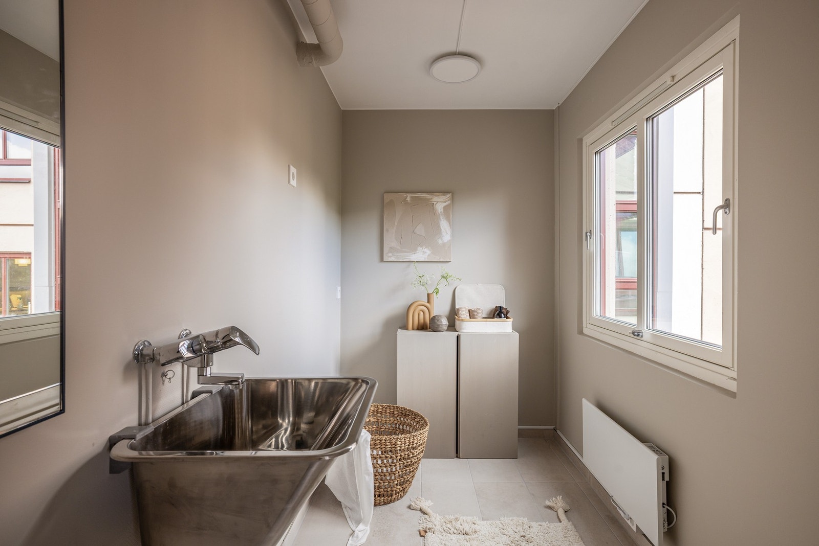 Flere av naboene med tilsvarende leiligheter har valgt å tilpasse planløsningen etter egne behov. Noen har bygget om rommet til et tredje soverom, mens andre har utvidet baderommet for å skape mer plass og komfort. Galleribilde
