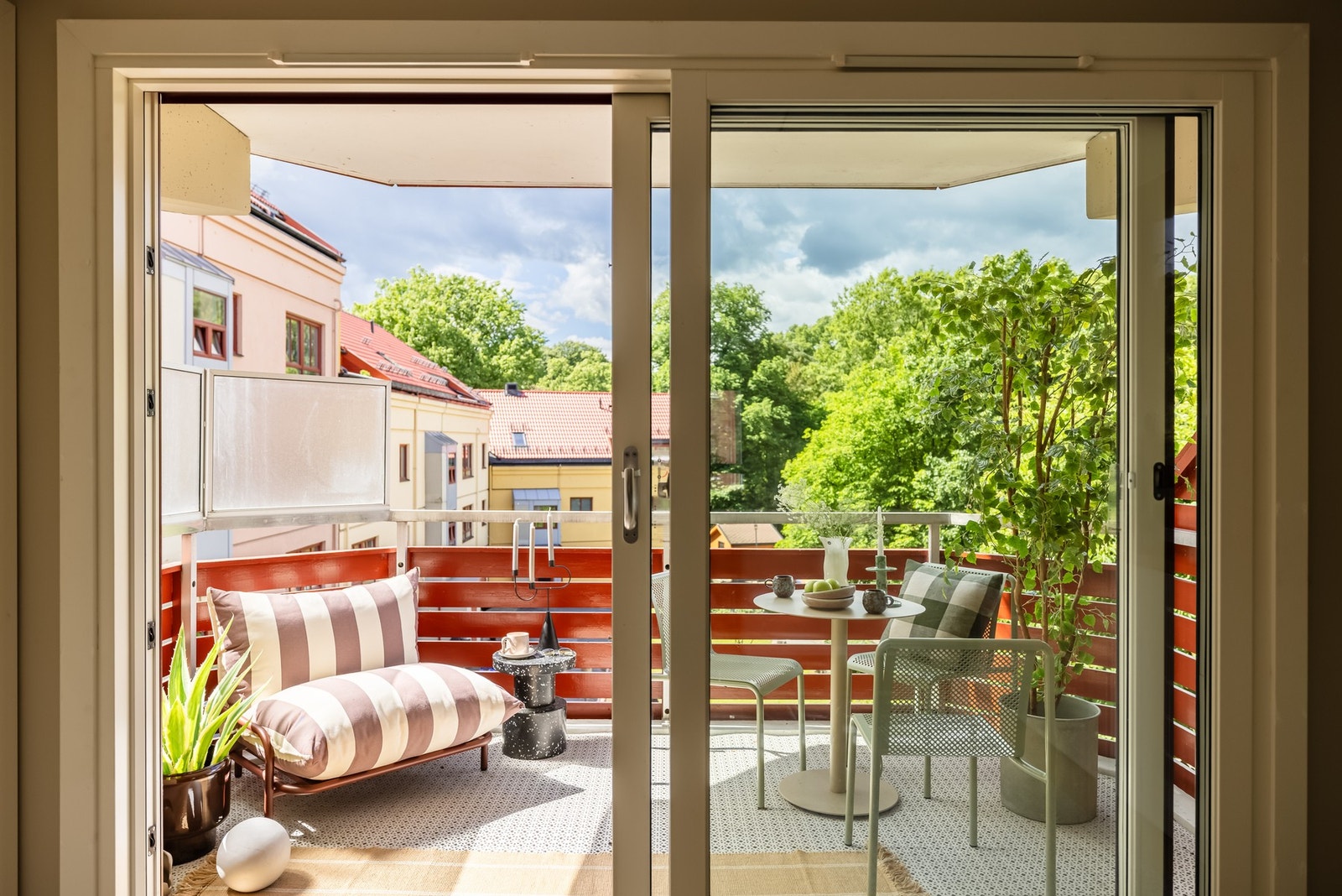 Store vindusflater og balkongdør (fra 2020 i regi av borettslaget) slipper inn mye naturlig lys. Her er det lett å trives - enten du slapper av alene eller inviterer venner. Galleribilde