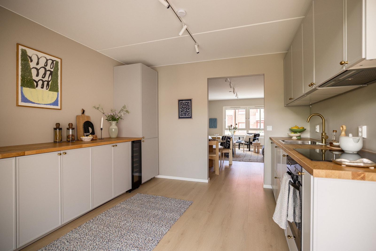 Kjøkkenet ligger i en fin åpen løsning med stuen, naturlig tilbaketrukket, samtidig åpent og sosialt. Galleribilde