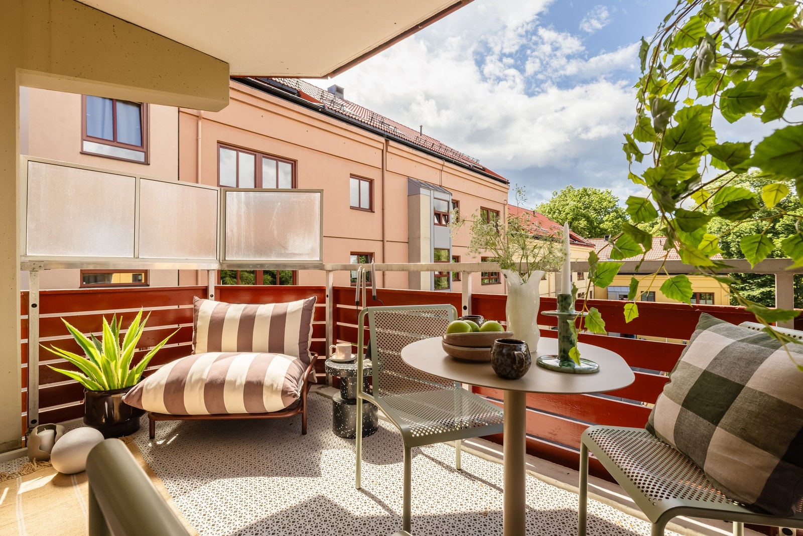 Her er det sol fra tidlig ettermiddag til sen kveld. Balkongen er overbygget og er belagt med plastheller på gulv. Galleribilde