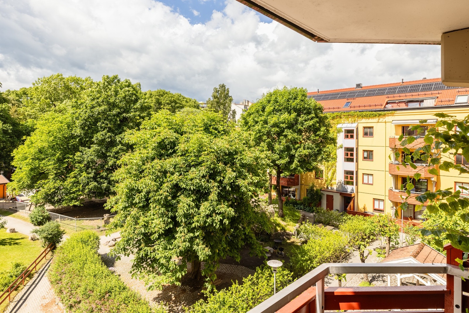 Fra balkongen har du hyggelig utsyn til den frodige bakgården og videre bort til idylliske Bjølsenparken. Galleribilde