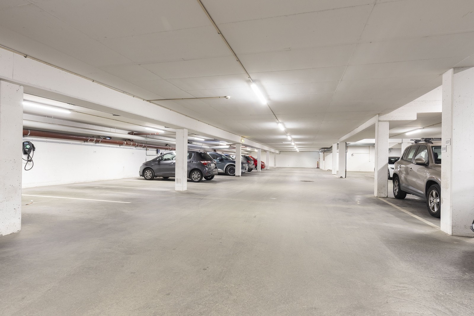 Biloppstillingsplass i garasjekjeller Galleribilde