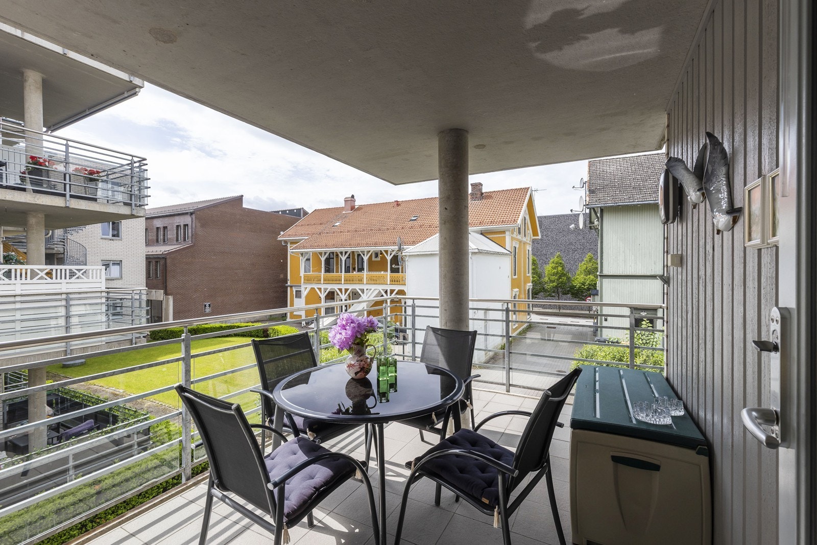 Overbygd terrasse med utsikt Galleribilde