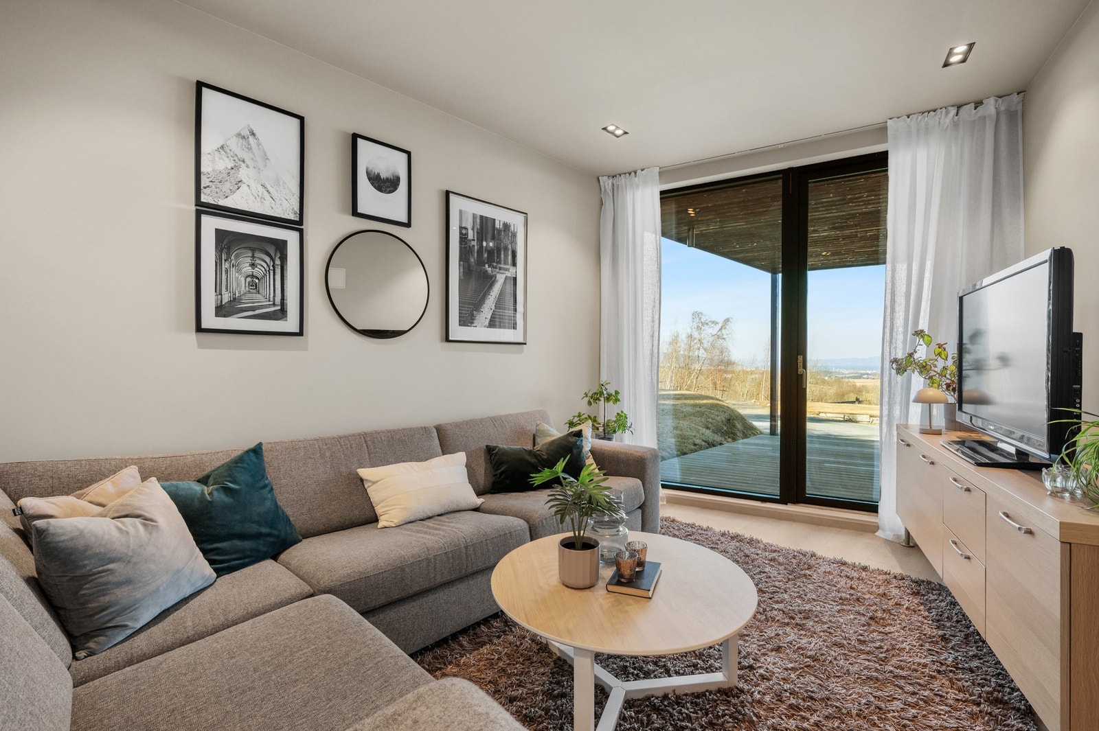 Ungdomsstue i underetasjen - lys og innbydende med direkte utgang til terrasse. Ideell som ungdomsavdeling eller ekstra oppholdsrom for familien. Galleribilde