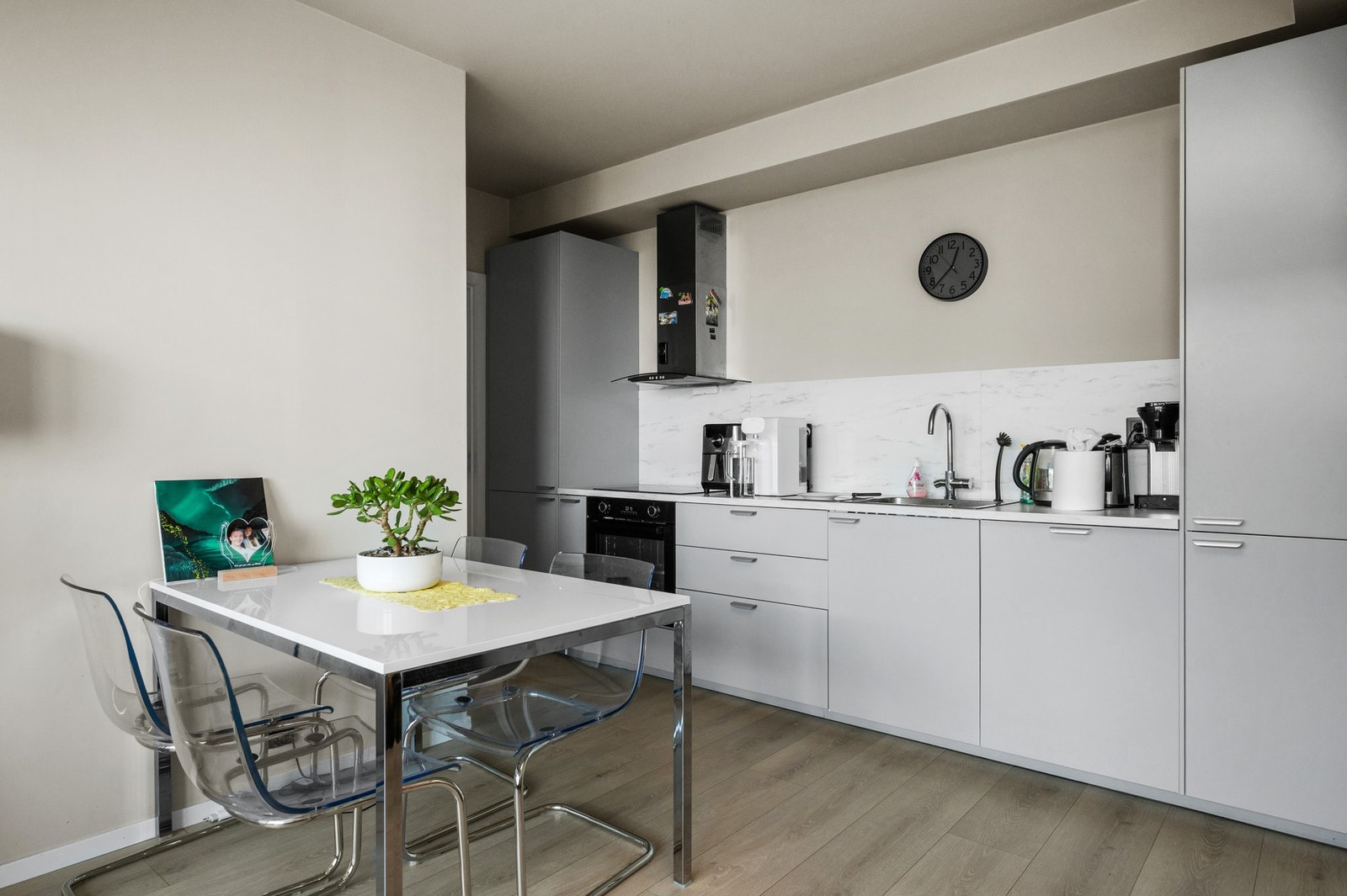 Utleiedelen: Åpen stue- og kjøkkenløsning på 21,5 m². Funksjonelt kjøkken med ren design og praktisk planløsning. Galleribilde