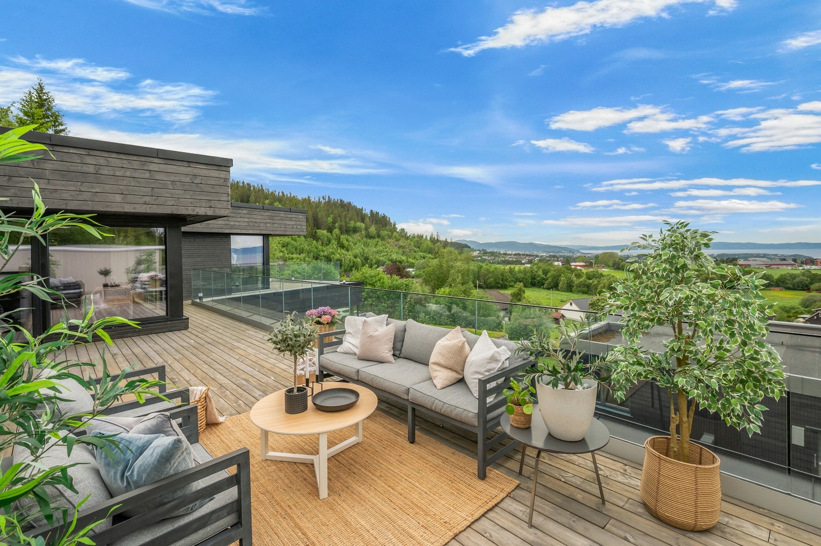 Panoramautsikt over Trondheim og Trondheimsfjorden - fra takterrassen strekker blikket seg fra Ranheim til Fosenalpene på andre siden av fjorden. En utsikt som aldri slutter å imponere. Galleribilde