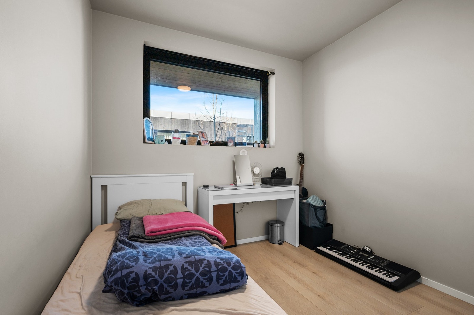 Utleiedelen - soverom 2 på 7,5 m². Koselig soverom med naturlig lys og god plass. En fullverdig boenhet som gir deg verdifull fleksibilitet. Galleribilde