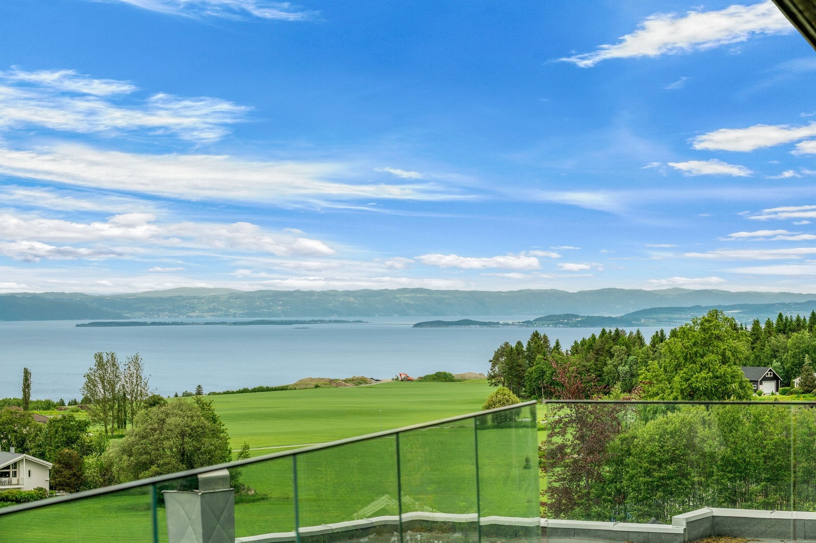 Toppterrassen om sommeren - sjelden kombinasjon av privatliv, utsikt og komfort. Lounge og fullverdig spiseplass innrammet av sommergrønt og Trondheimsfjorden i horisonten. Utelivet på sitt aller beste. Galleribilde
