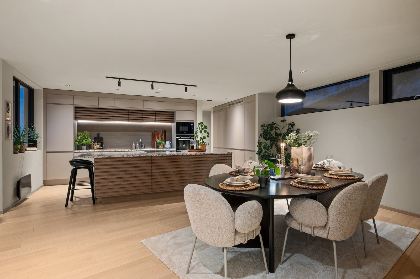 Dansk Aubo-kjøkken i moderne utførelse med sandfarget finish. Galleribilde