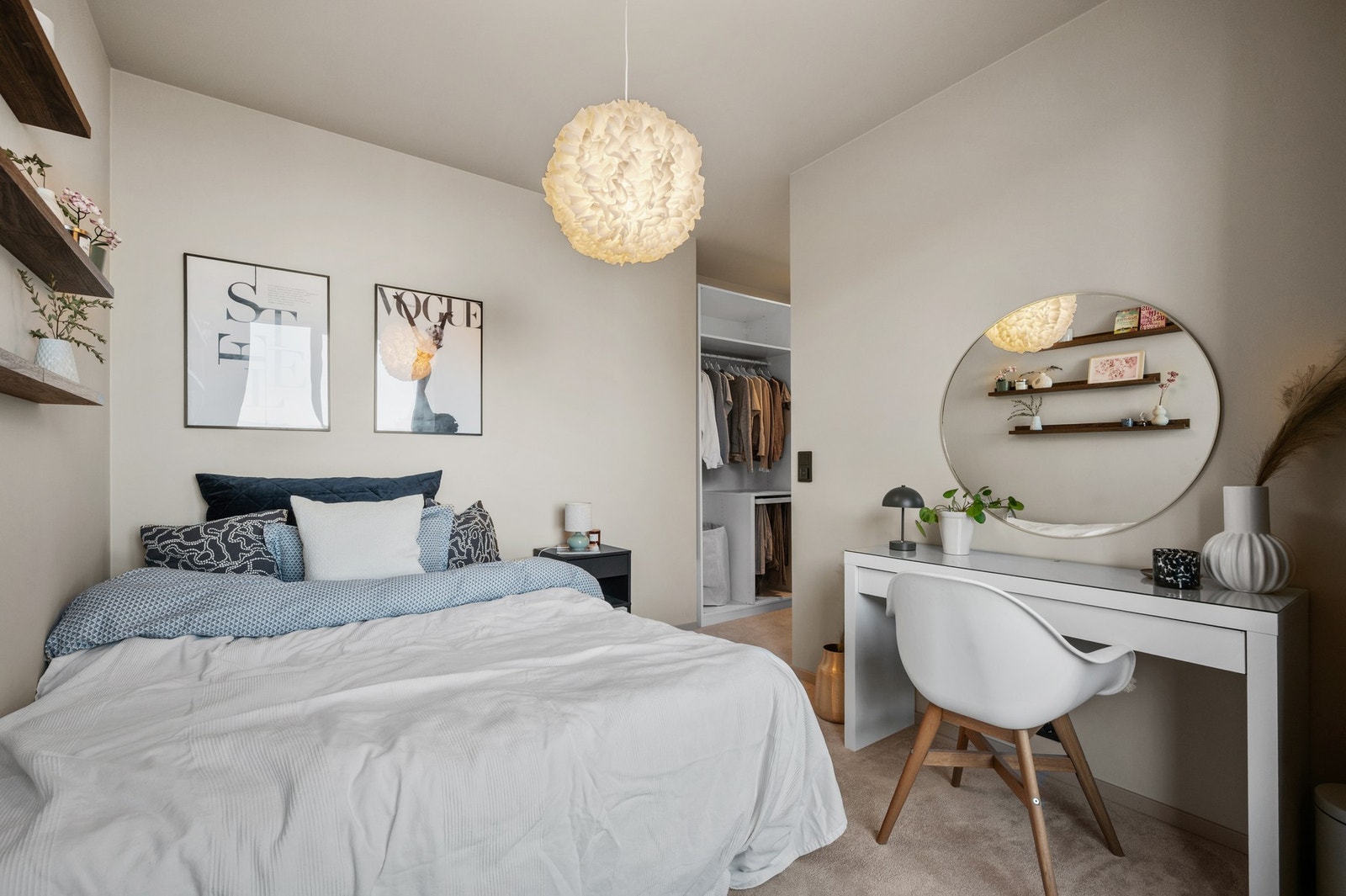 Soverom 2 - 13 m² med walk-in garderobe. Romslig og stilfullt. Galleribilde