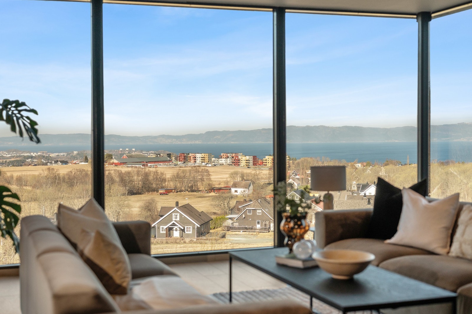 Arkitektur og utsikt i perfekt samspill. Fra sofakroken ser du Trondheimsfjorden, Lade og åpent kulturlandskap - en levende ramme som skifter med årstidene og lysforholdene. Galleribilde
