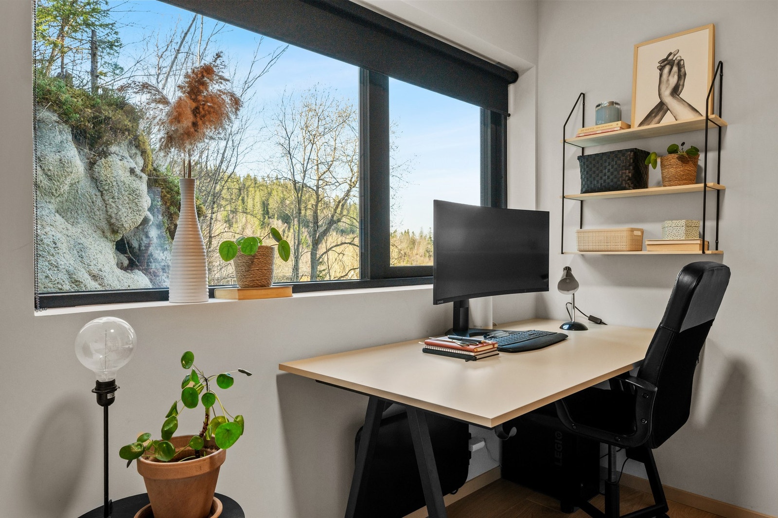 Gjesterom/kontor med vindusflate mot naturskjønne omgivelser. Perfekt som dedikert hjemmekontor. Galleribilde