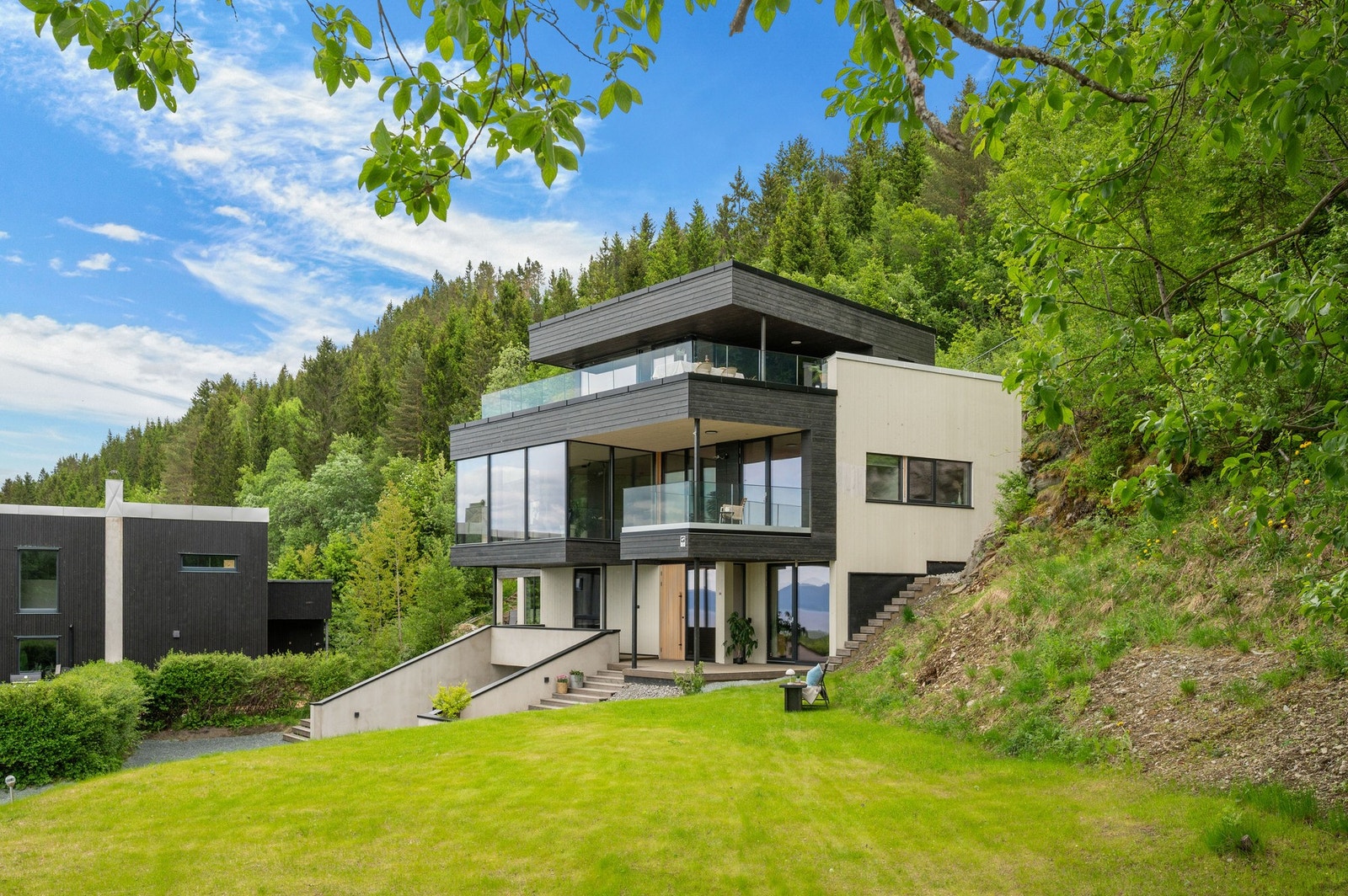 Naturtomt med skjerming mot fjellet rett bak - her bor du midt i naturen, men med alt du trenger like utenfor døren. Galleribilde