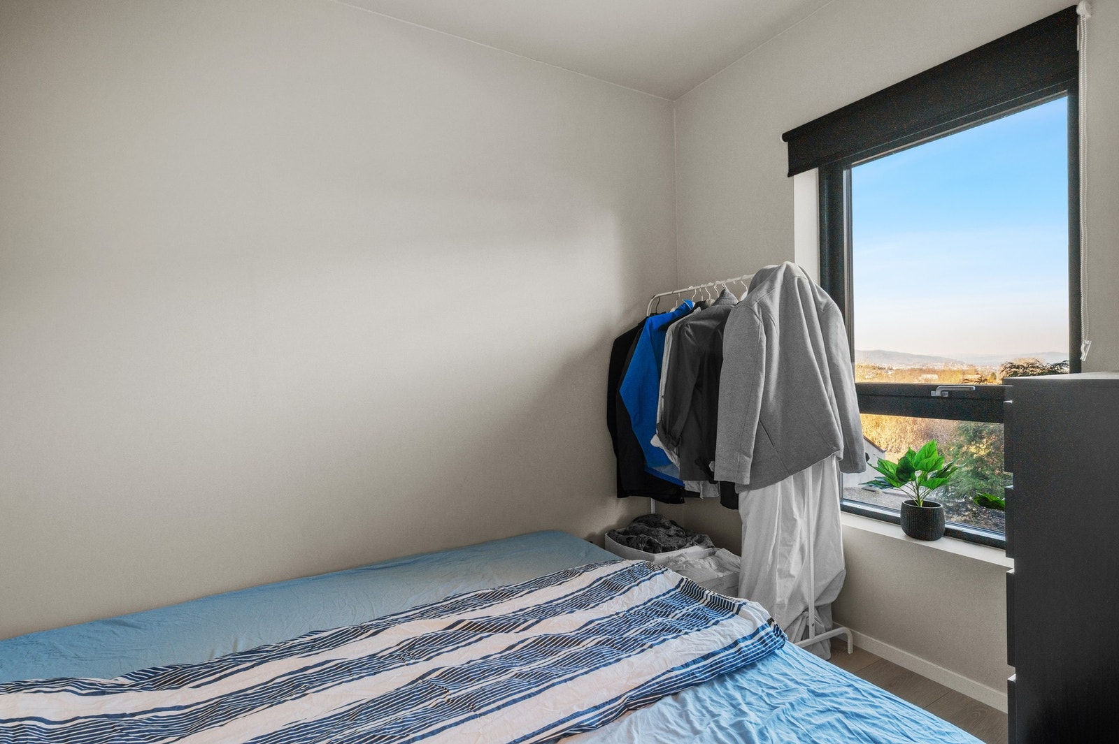 Utleiedelen - soverom 1 på 6,5 m². Lyst soverom med utsikt over grønne omgivelser. Galleribilde