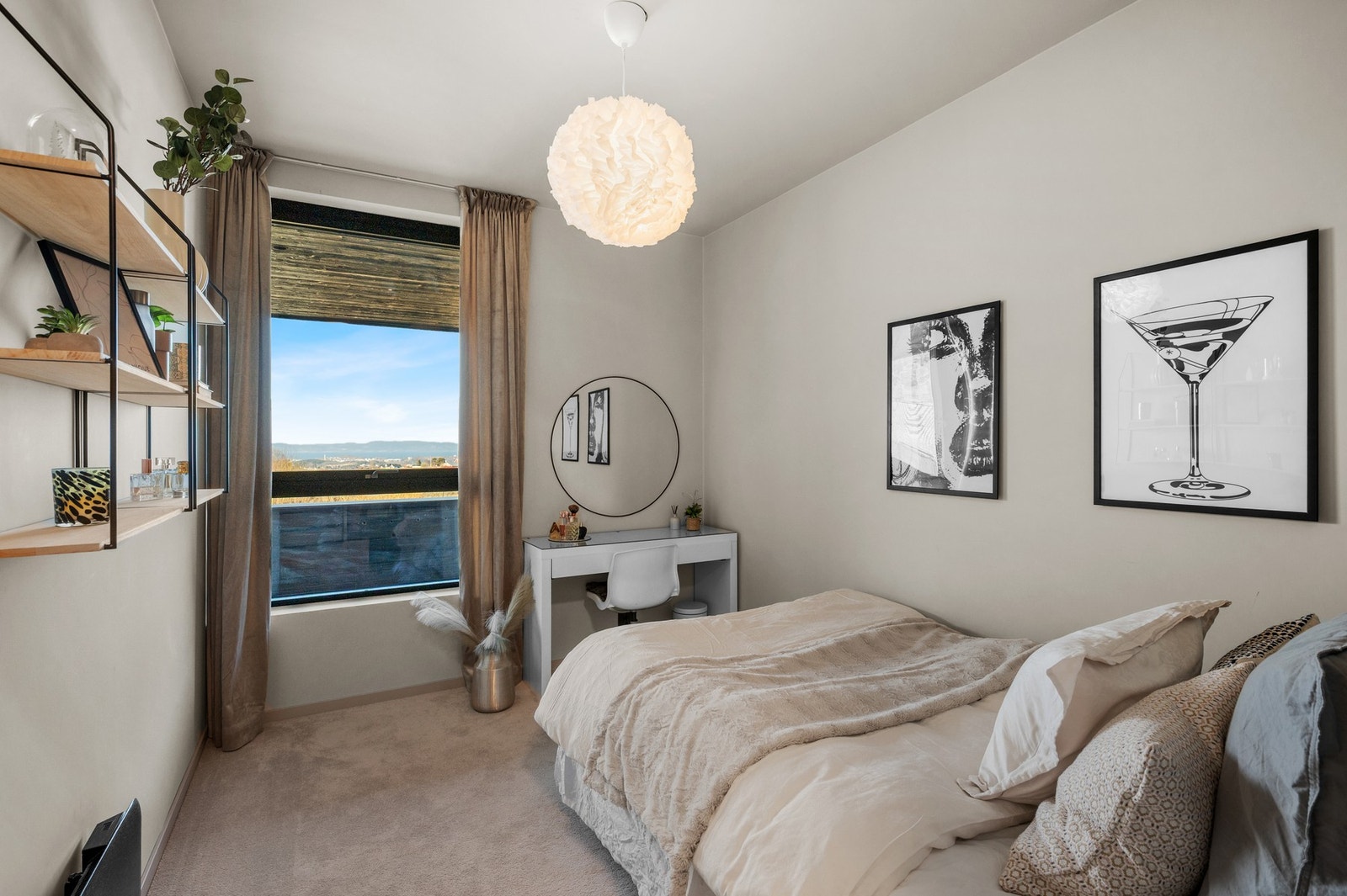 Soverom 1 - 13,5 m². Lyst og romslig soverom med store vindusflater. Galleribilde