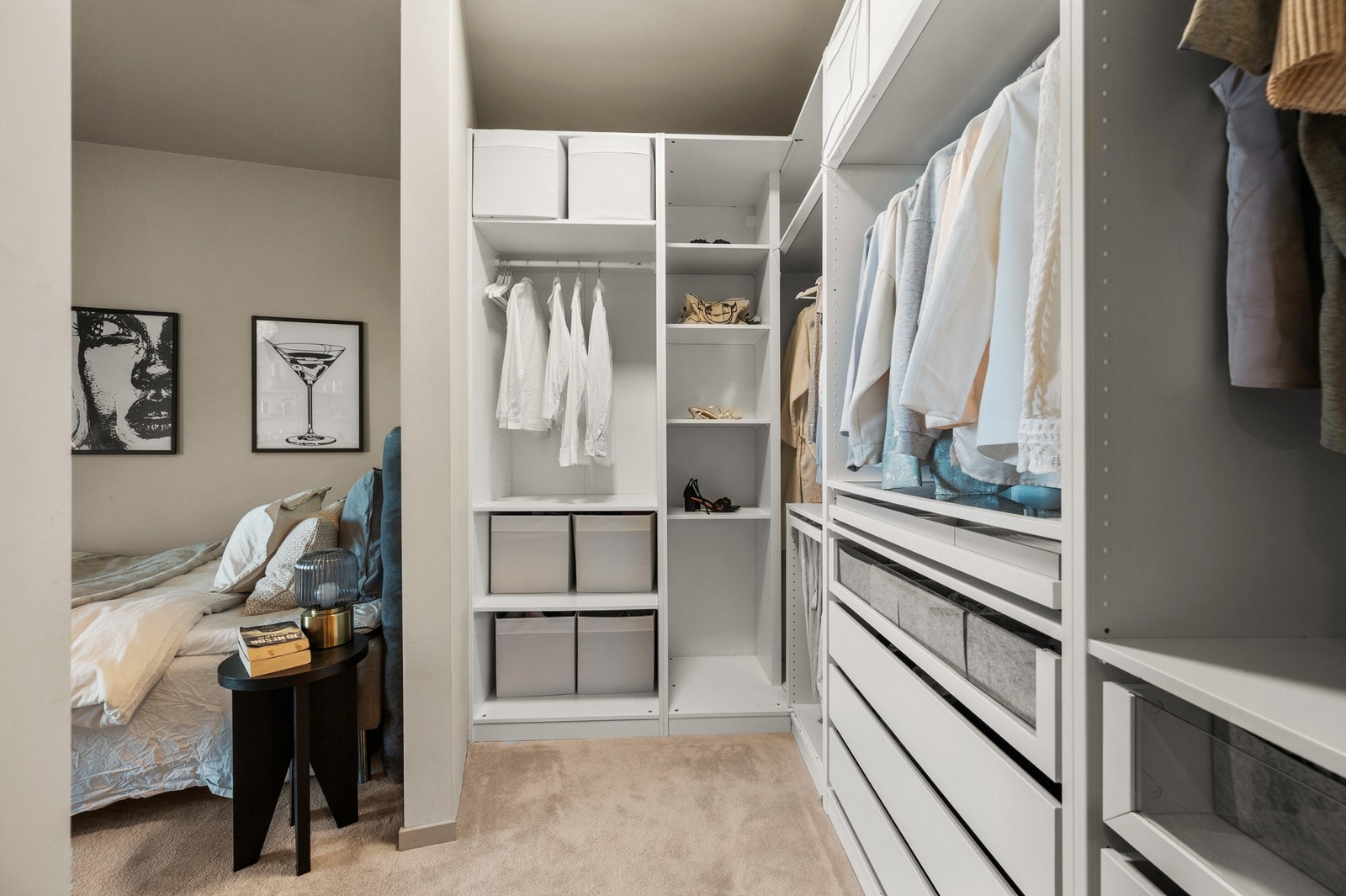 Soverom 1 med praktisk walk-in garderobe. En velorganisert og funksjonell løsning som gir deg god plass og system Galleribilde