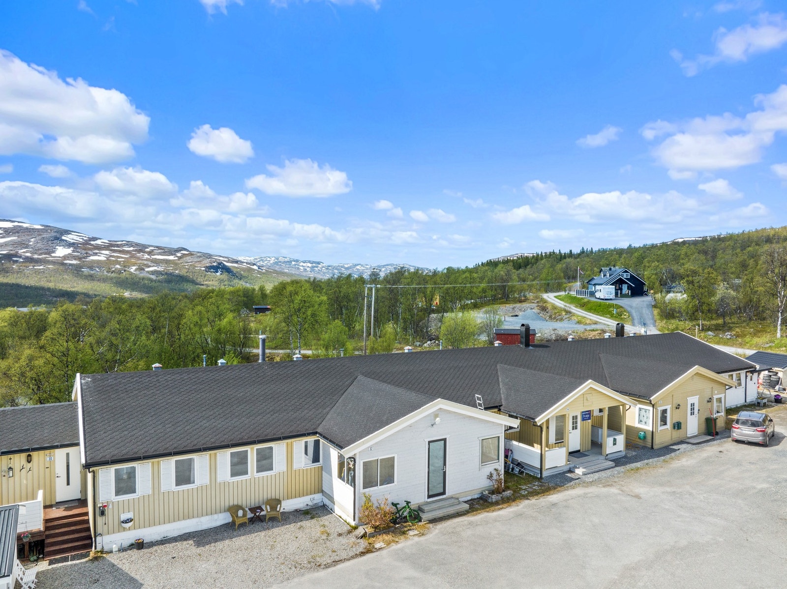 Fra eiendommen er det kun 8 minutters gange (ca. 800 meter) til Nærbutikken Skaidi. Galleribilde