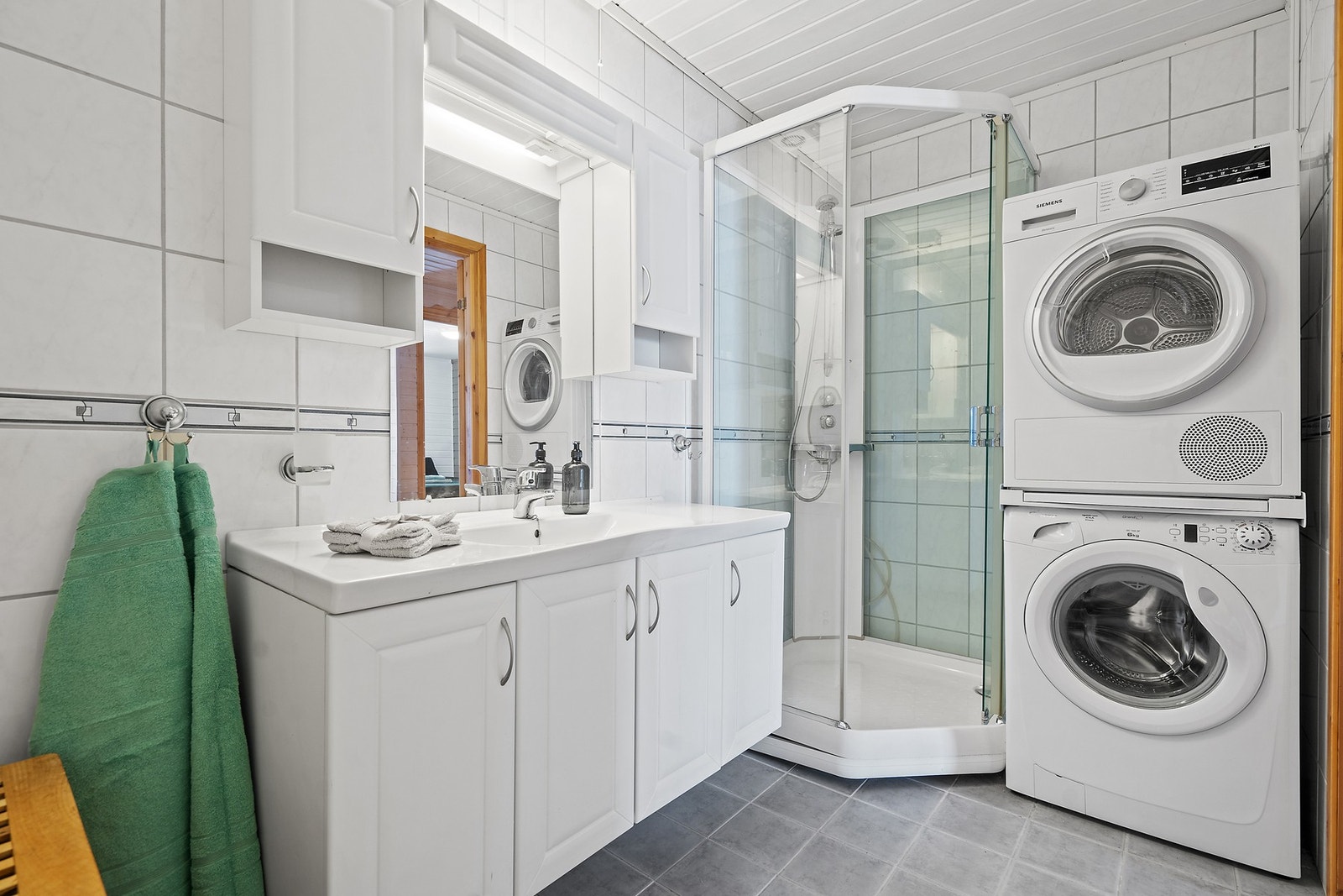 Badet er utstyrt med dusjkabinett, mekanisk avtrekk og har opplegg for vaskemaskin. Galleribilde
