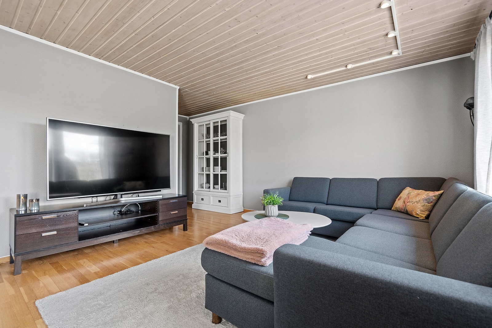 Det er god plass til en stor sofagruppe i stuedelen. Galleribilde