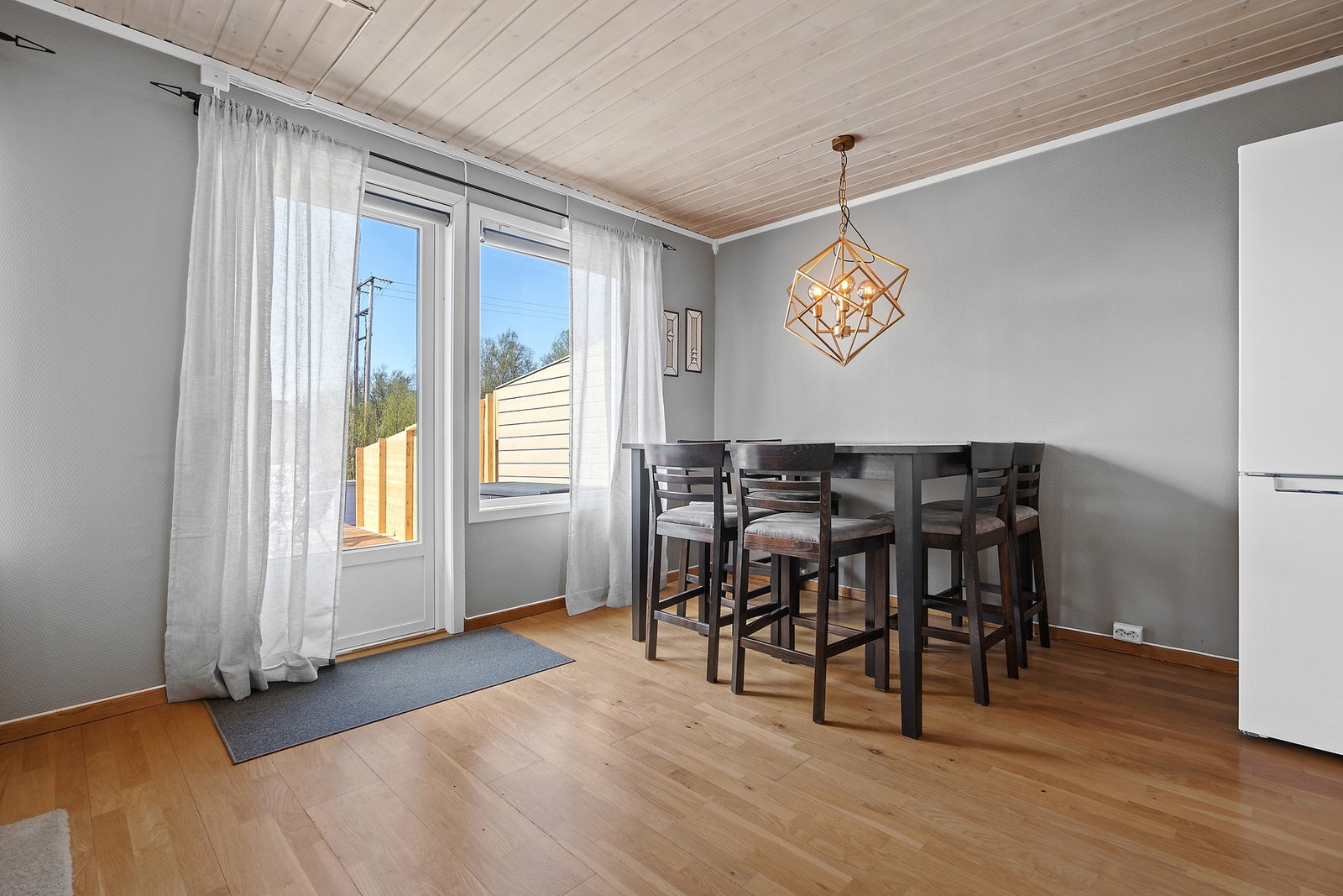 Fra stuen er det direkte utgang til uteplassen gjennom en balkongdør fra 2004. Galleribilde