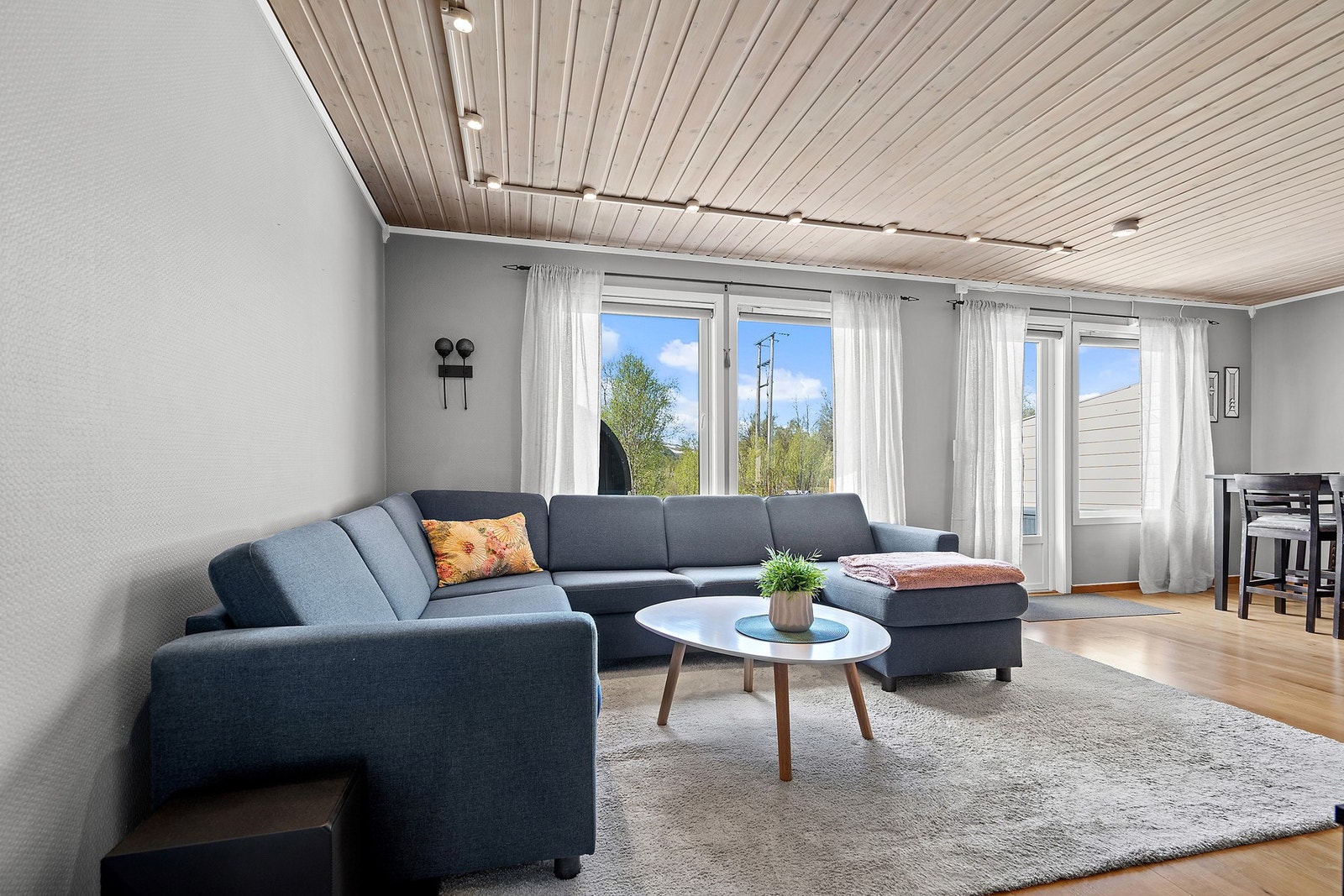 Stuen har åpen løsning mot kjøkkenet, parkett på gulvet og tak kledd i trepanel. Galleribilde