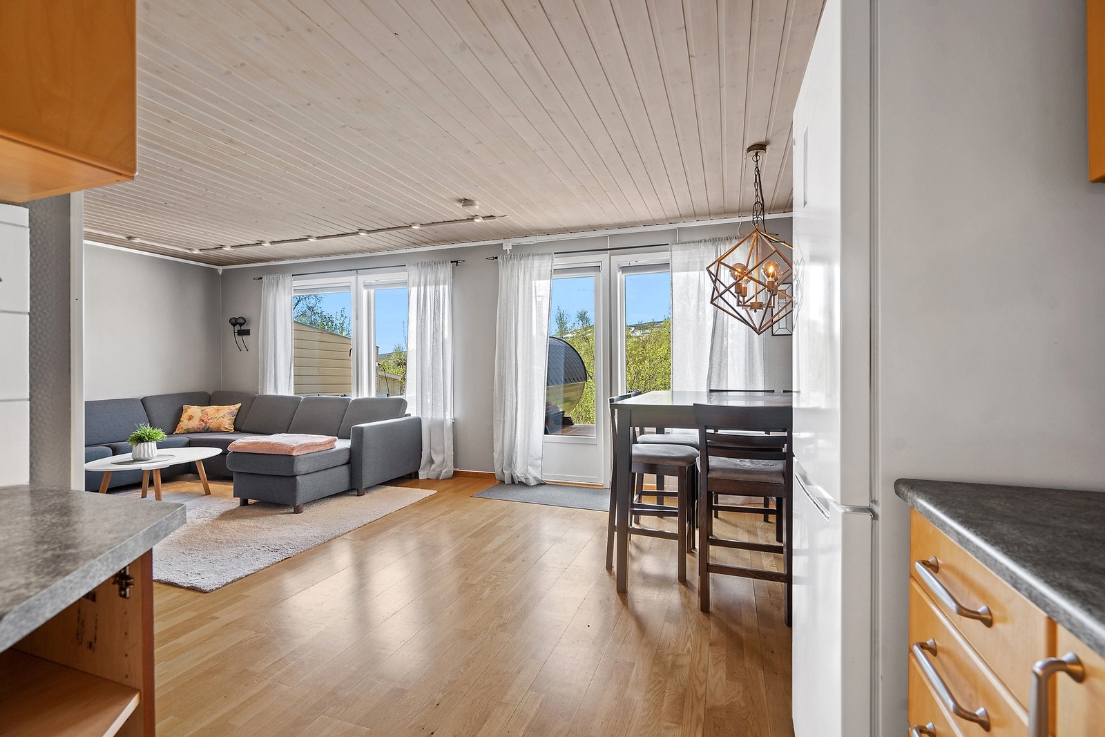 Fra kjøkkenet har man god oversikt over stuen og spiseplassen. Galleribilde