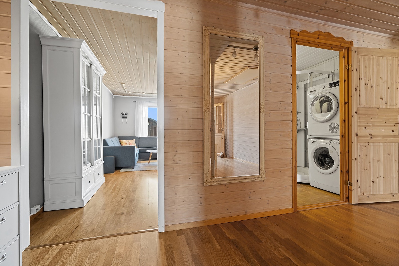 Fra gangen er det enkel adkomst til badet, som ligger sentralt plassert. Galleribilde