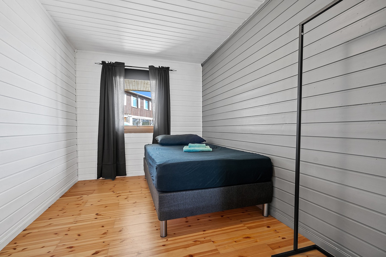 Det andre soverommet har også parkett på gulvet og panel på veggene. Galleribilde