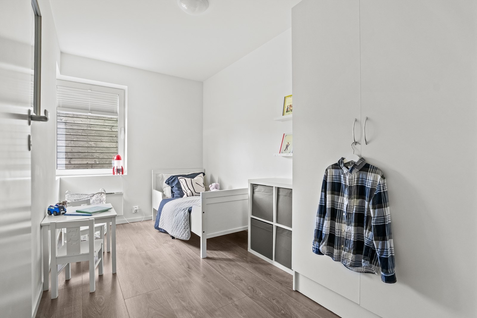 Soverom 3 innredet med seng, garderobeskap, hylle og skrivebord. Galleribilde