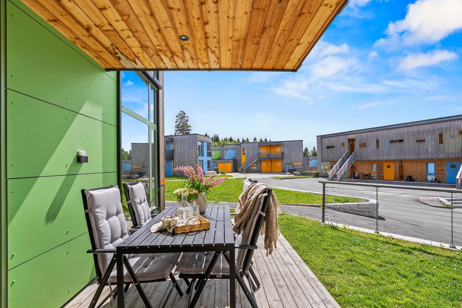 Solrik terrasse med overbygg. Plassen gir rom for utemøblement. Galleribilde