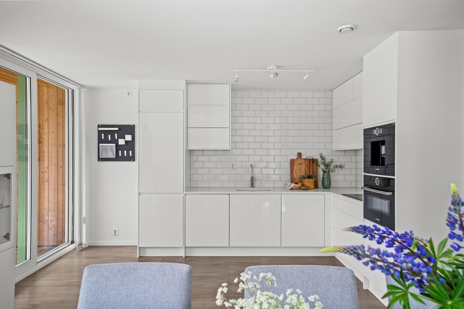 Boligen har et lyst, delikat og stilrent kjøkken i åpne lønsing mot stue/spisestue. Kjøkkenet har innredning med glatte fronter og benkeplaten er av stein. Det er integrert platetopp, stekeovn, oppvaskmaskin og kjøl-/fryse-skap. Galleribilde