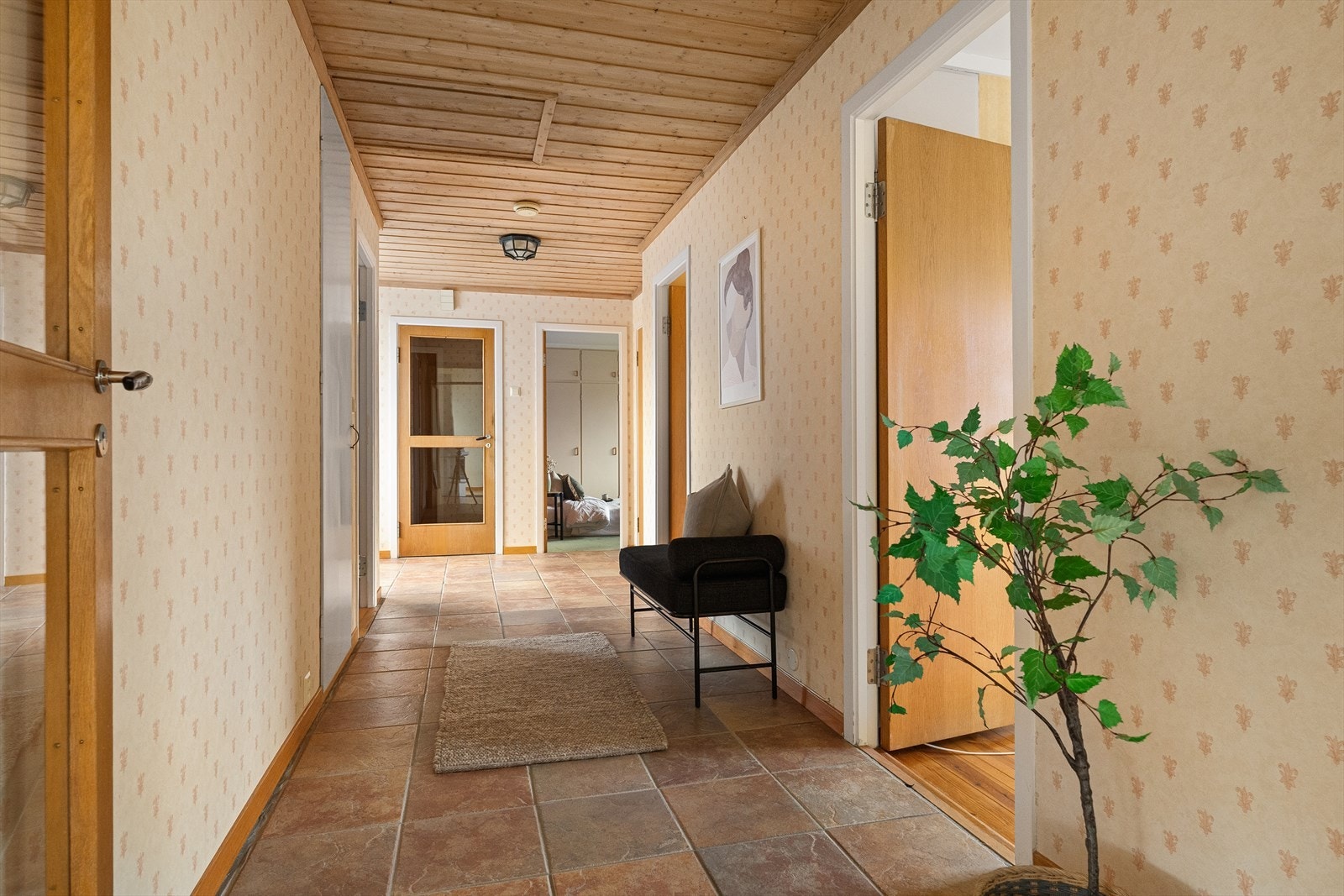 Hallen binder sammen soverommene og oppholdsrommene. Her er det adkomst til loft via takluke. Galleribilde