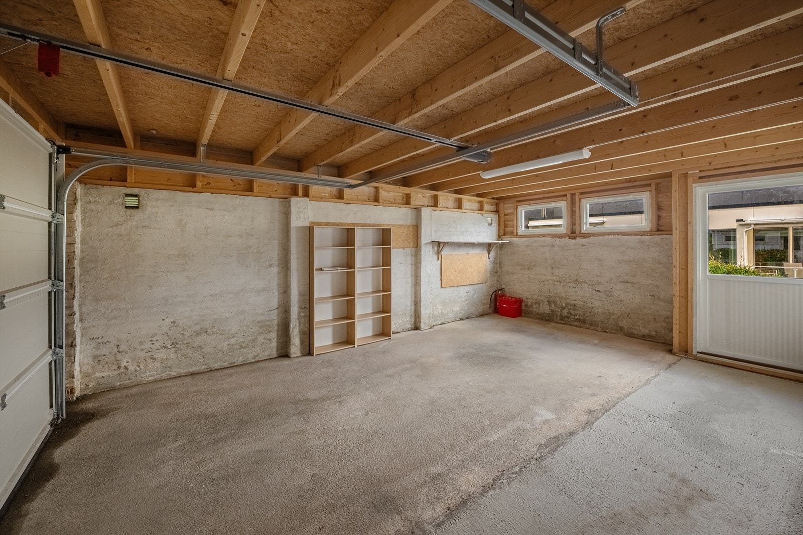 Garasje med god plass til bil og oppbevaring. Direkte adkomst inn til boligen. Galleribilde