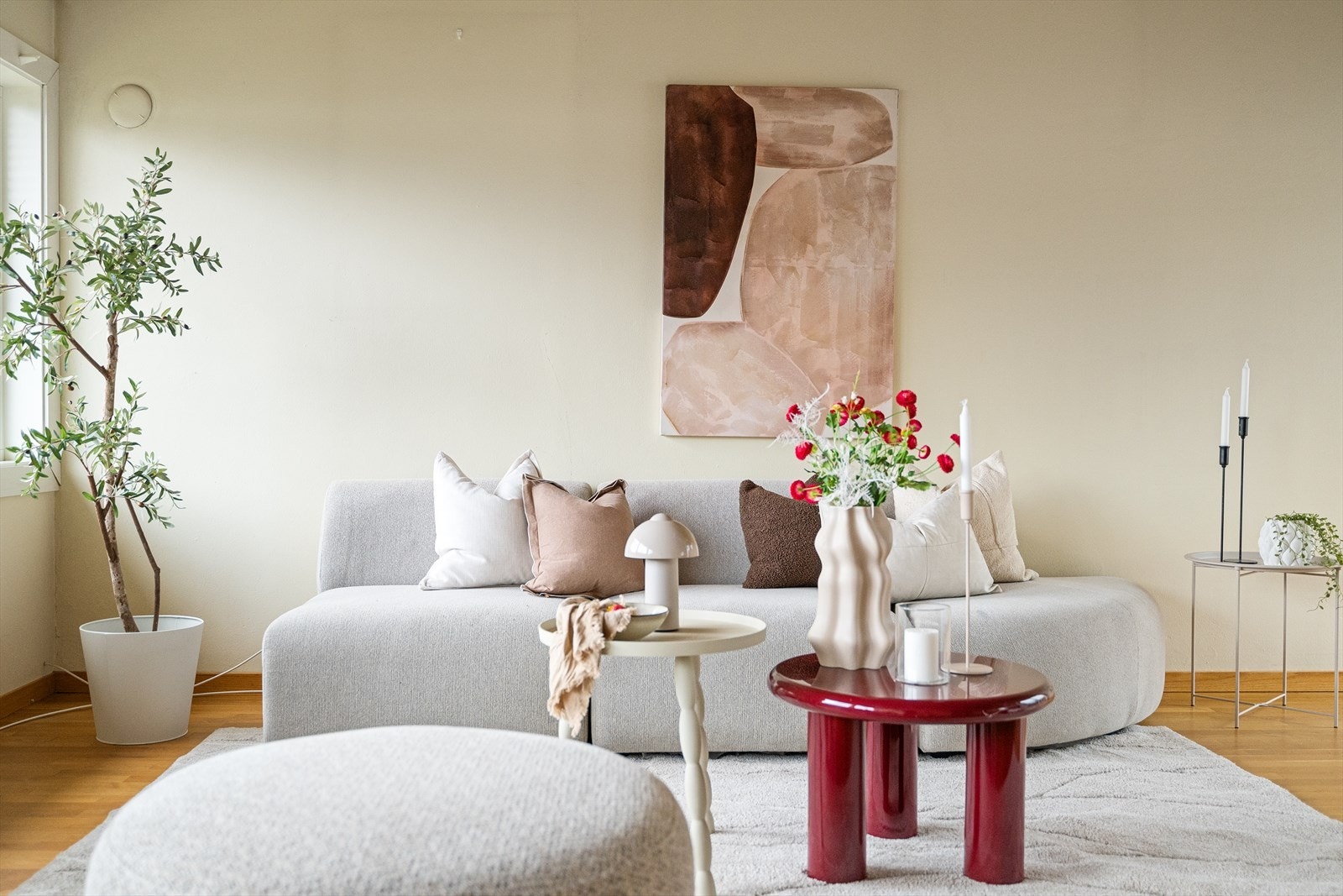 Stuen har god plass til en romslig sofagruppe. Galleribilde