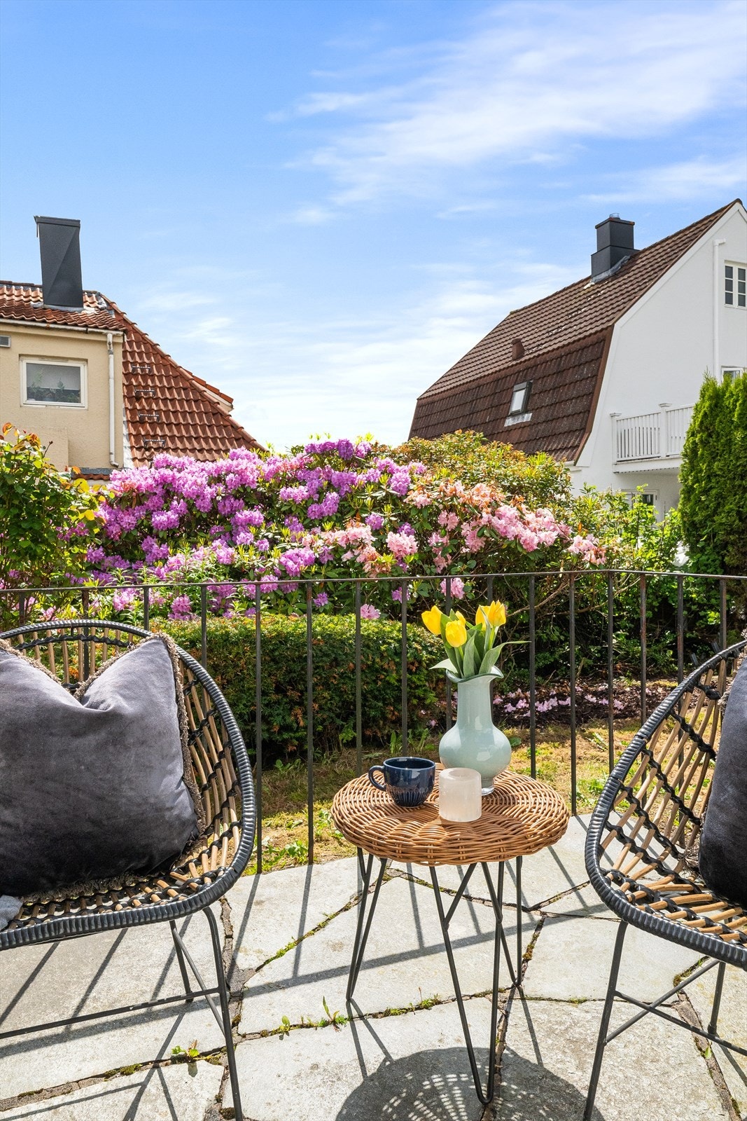 Plattingen er belagt med heller og har rekkverk i stål. Galleribilde
