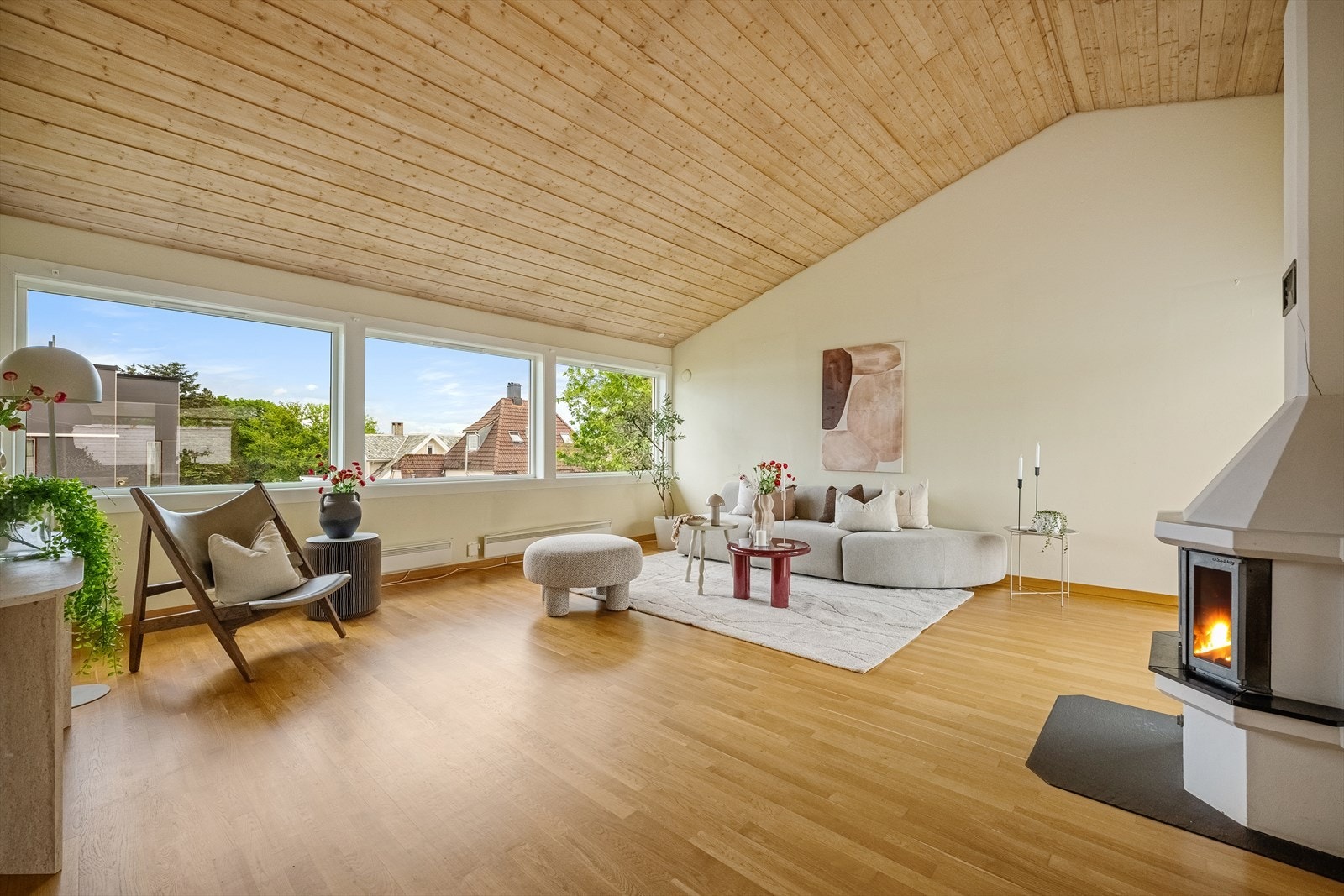 Utsyn over nærområdet fra stuens vinduer. Galleribilde