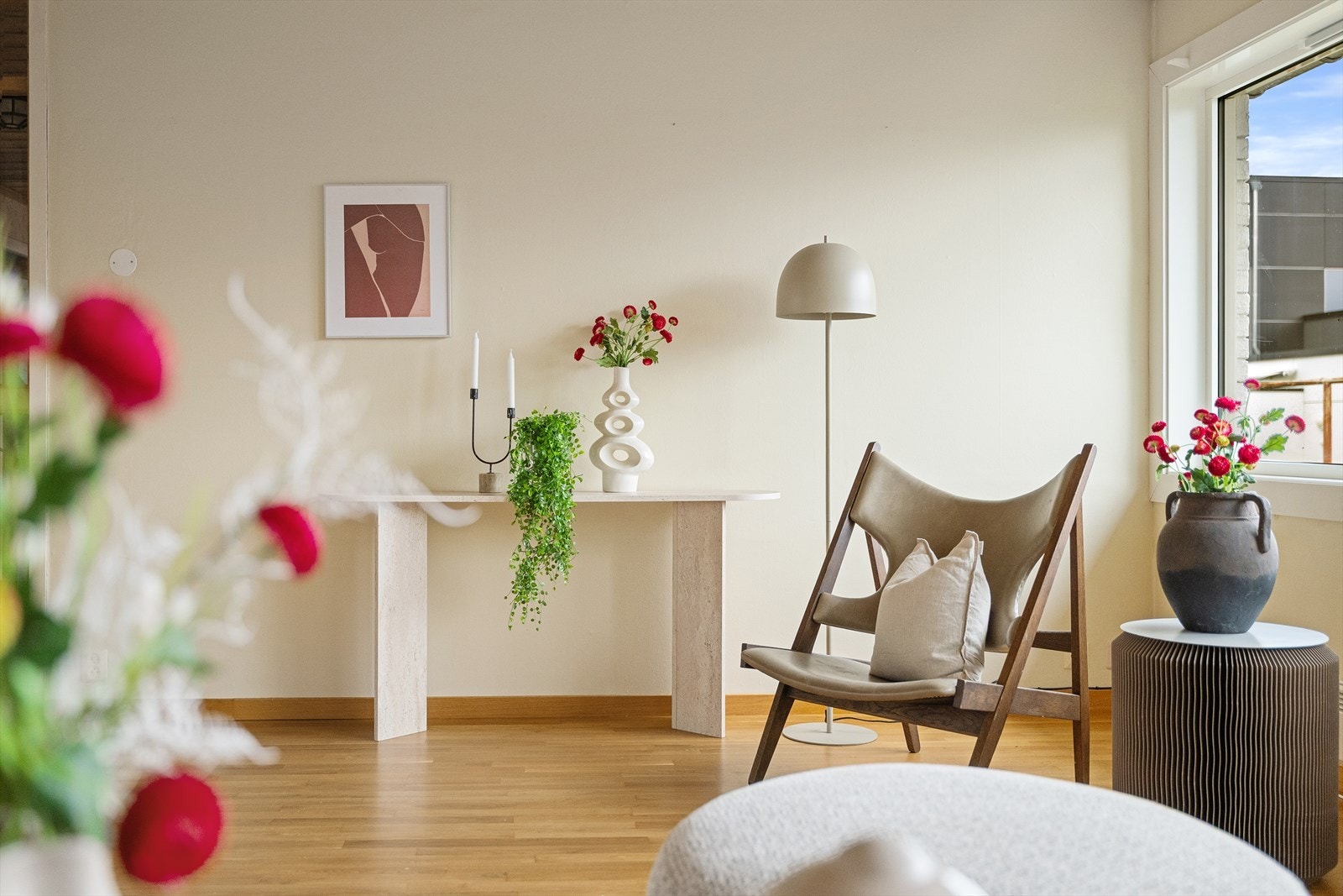 Gjennomgående parkett på gulvet og store vindusflater. Galleribilde