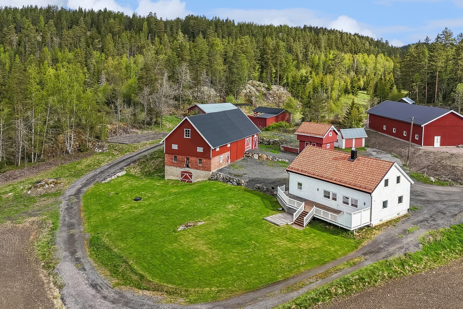 Tilbaketrukket småbruk med mulighet for hest og dyrehold Galleribilde