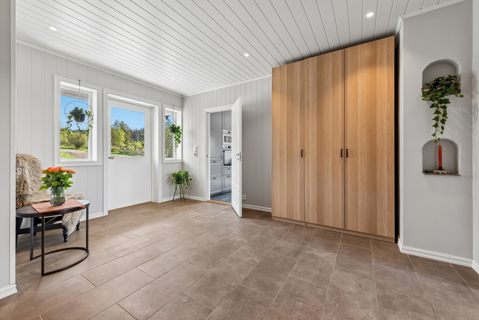 Inngangspartiet er romslig og det er godt med skapplass Galleribilde