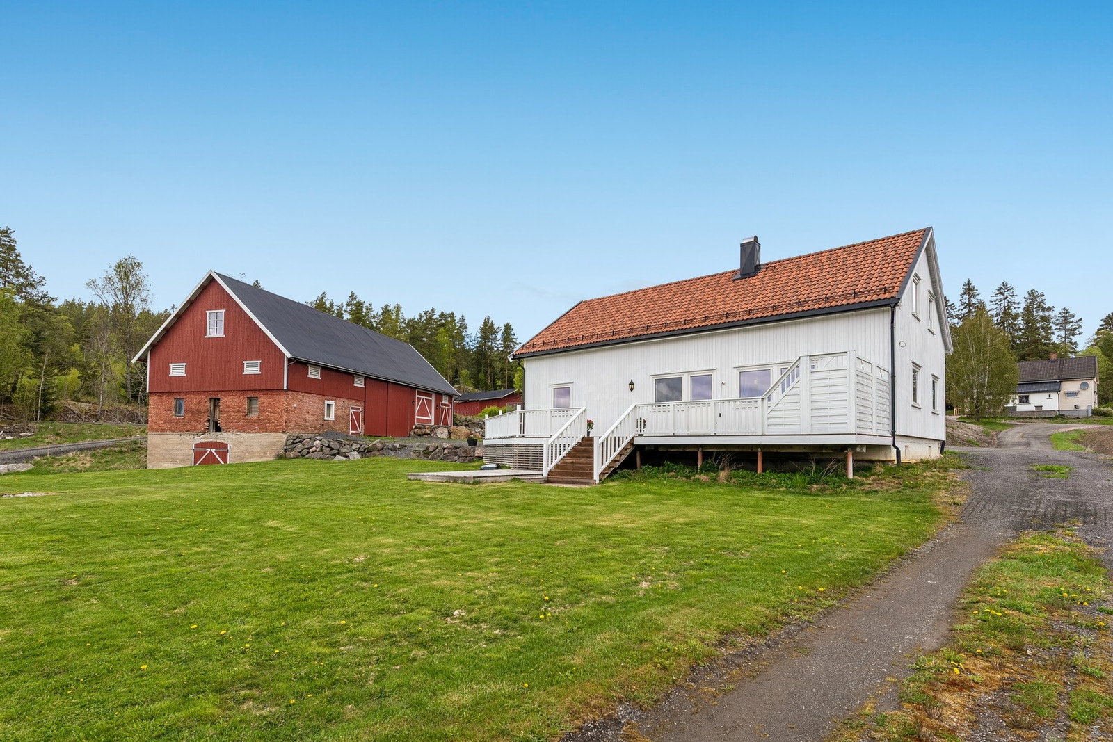 Huset er pent og ligger som en perle innerst i en blindvei Galleribilde