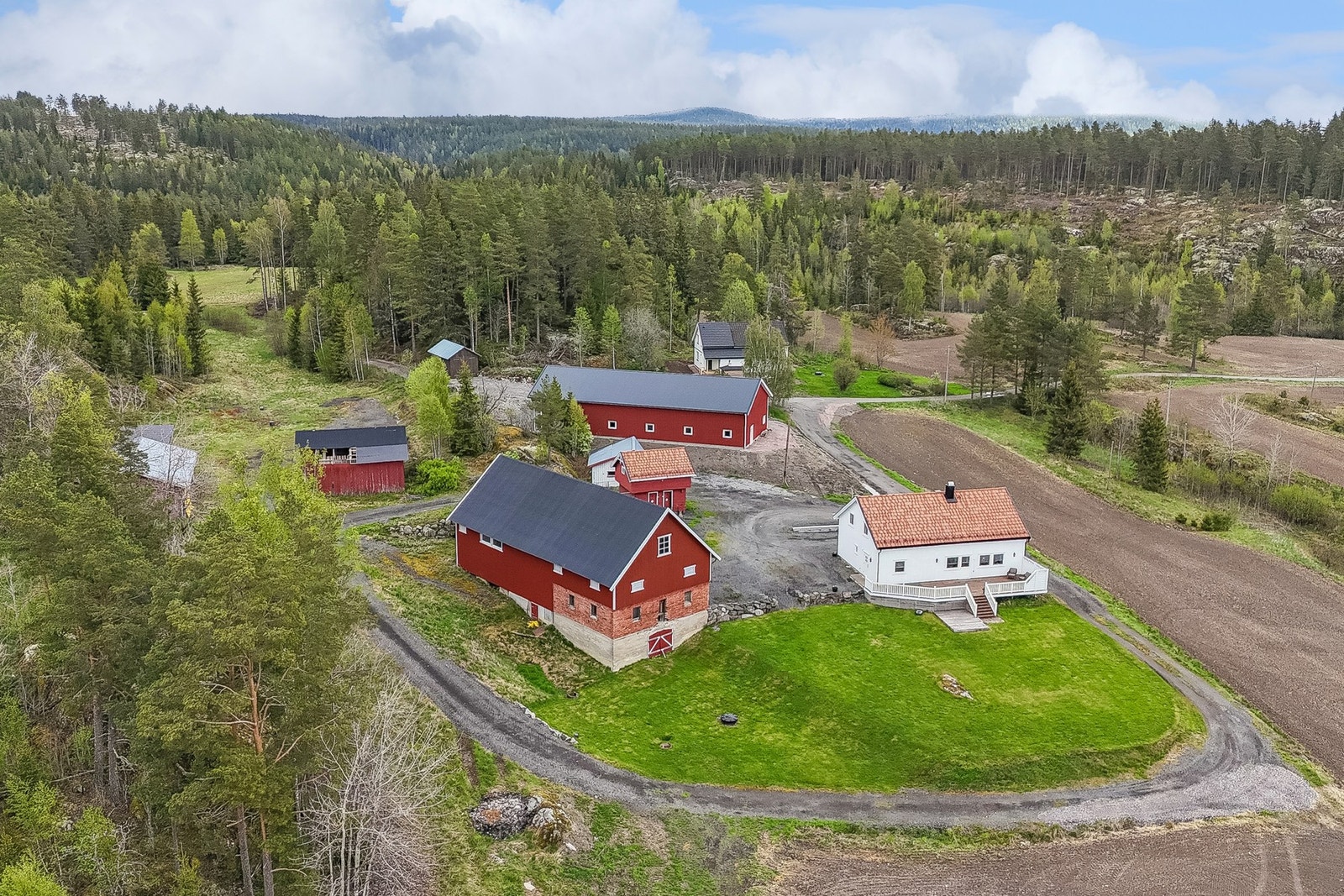 Området i bakkant av eiendommen har gode utviklingsmuligheter eller mulighet for dyrehold Galleribilde