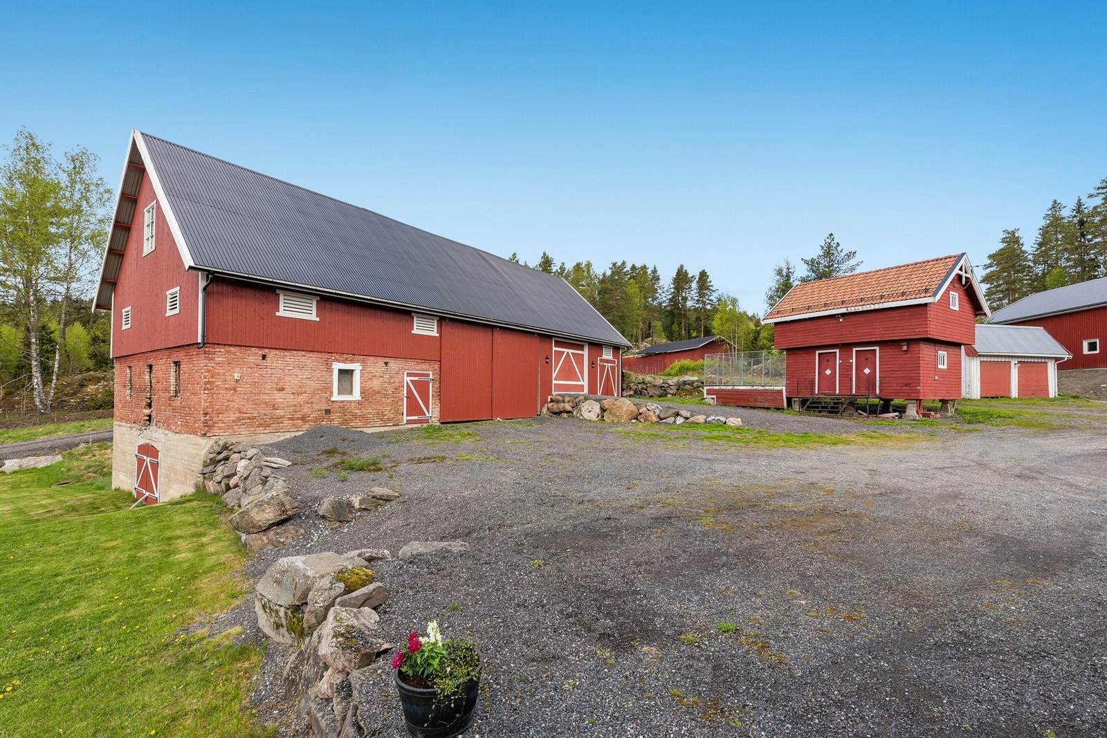 Låven er praktisk og er rettet opp i seinere tid. Låven har stall og gode rom til oppbevaring Galleribilde