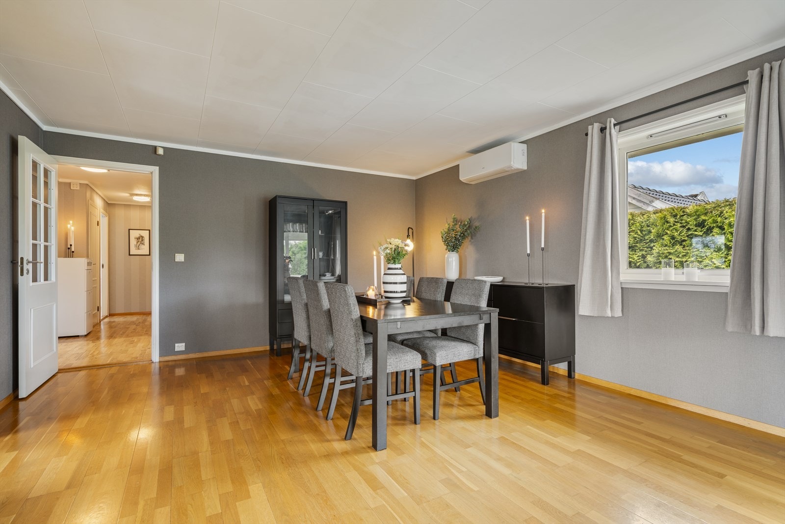Spisestuen har et naturlig samlingspunkt for familie og venner. Galleribilde